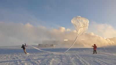 Launching an ozonesonde at the Amundsen Scott station at the South Pole