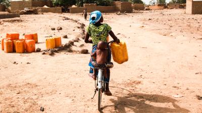 Water suppliers carrying life by Lucien Stolze
