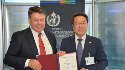 P. Taalas (WMO SG) and Jae Cheol NAM (Administrator, Korea Meteorological Administration) - WMO Photo/Debray